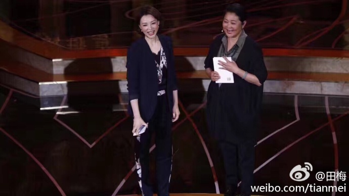 董卿倪萍两代"央视一姐"同框 网友点赞：感受传承