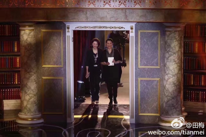 董卿倪萍两代"央视一姐"同框 网友点赞：感受传承