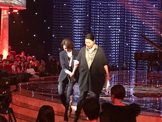 董卿倪萍两代"央视一姐"同框 网友点赞：感受传承