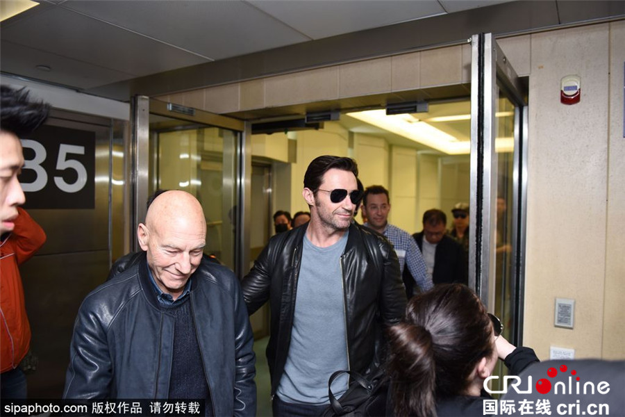 金刚狼休·杰克曼搭机抵达台湾 乘坐机场小车帅气逼人