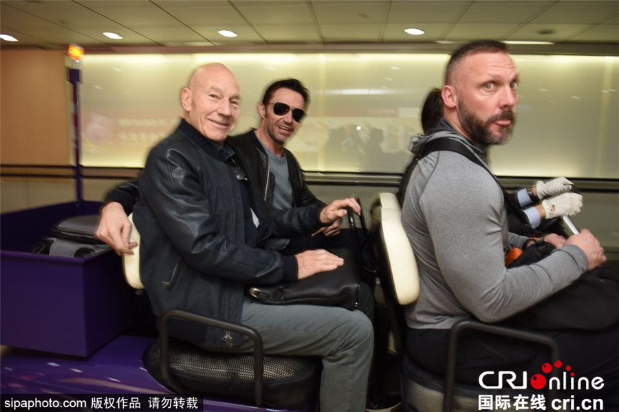 金刚狼休·杰克曼搭机抵达台湾 乘坐机场小车帅气逼人