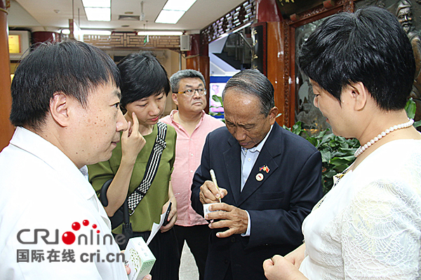 柬中友协代表团参观北京老字号同仁堂