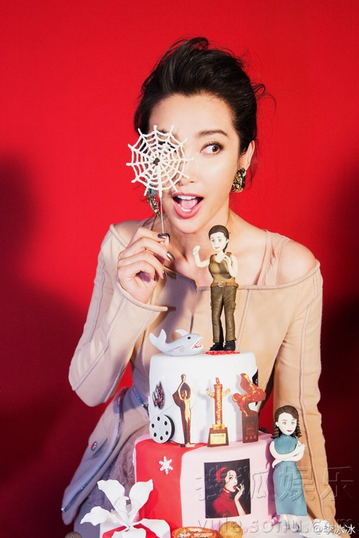 李冰冰庆44岁生日 粉丝送上有内涵的蛋糕