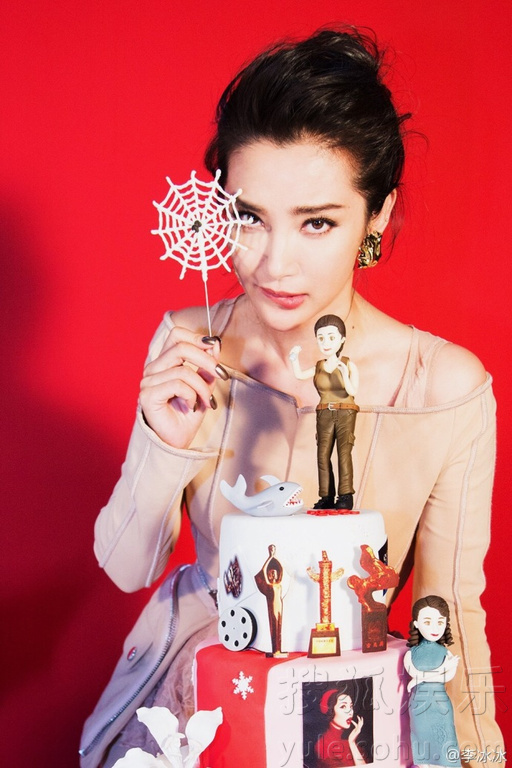 李冰冰庆44岁生日 粉丝送上有内涵的蛋糕