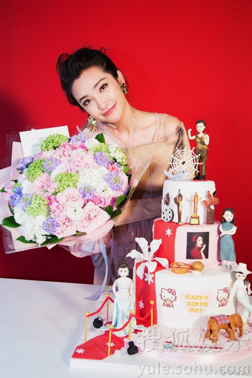 李冰冰庆44岁生日 粉丝送上有内涵的蛋糕