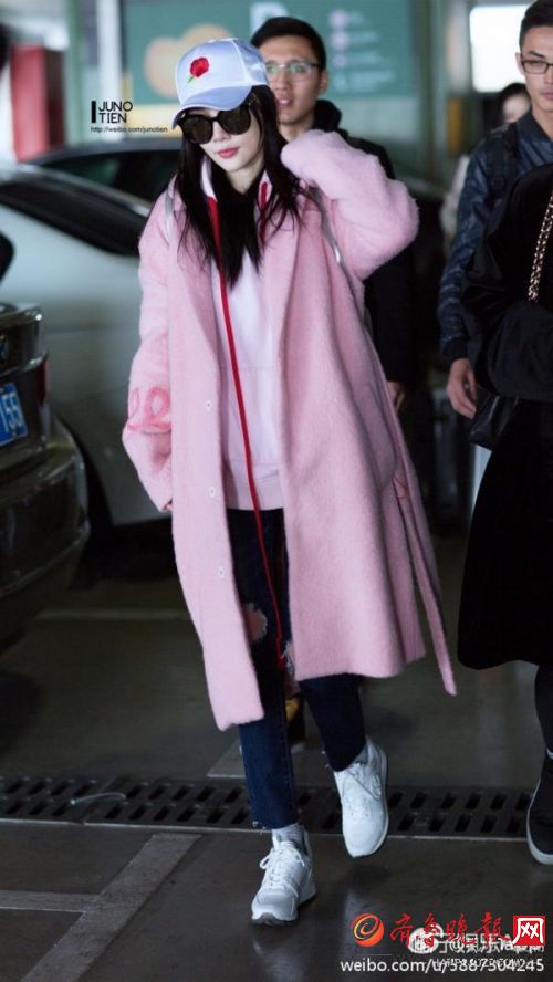 终于到了“乱穿衣”的季节，热巴秀腿、周冬雨一身帅气白装！