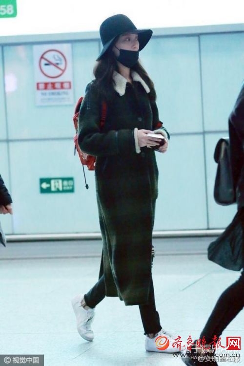 终于到了“乱穿衣”的季节，热巴秀腿、周冬雨一身帅气白装！