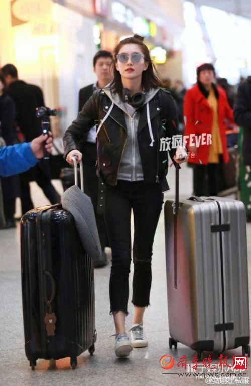 终于到了“乱穿衣”的季节，热巴秀腿、周冬雨一身帅气白装！