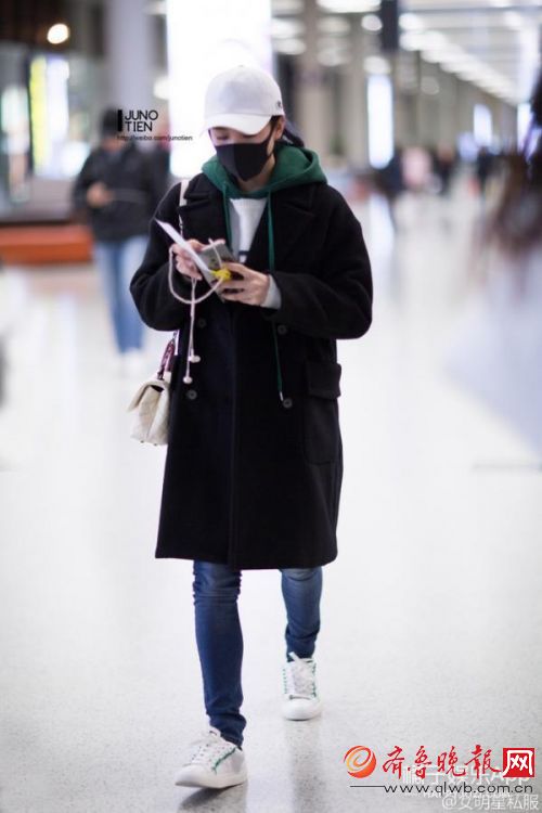 终于到了“乱穿衣”的季节，热巴秀腿、周冬雨一身帅气白装！