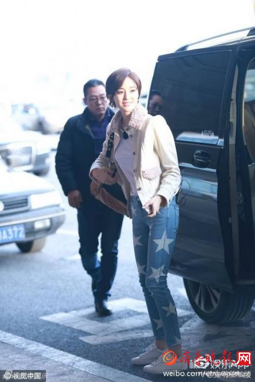 终于到了“乱穿衣”的季节，热巴秀腿、周冬雨一身帅气白装！