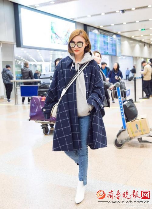 终于到了“乱穿衣”的季节，热巴秀腿、周冬雨一身帅气白装！