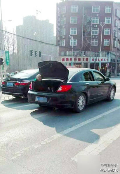 郑州男子让老母亲坐汽车后备箱被曝光