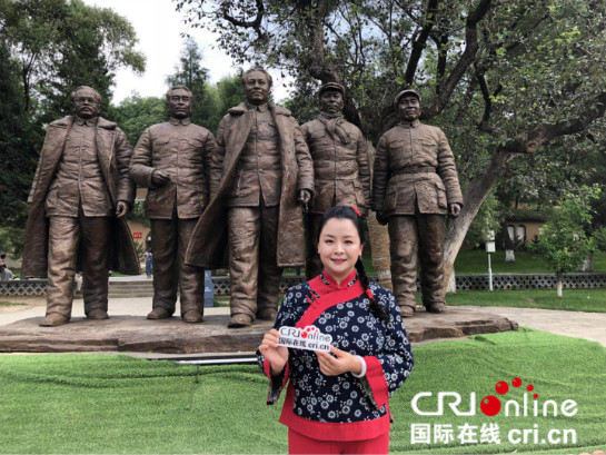   兰妮在枣园革命旧址五大书记铜像前(摄影 张雅洁)