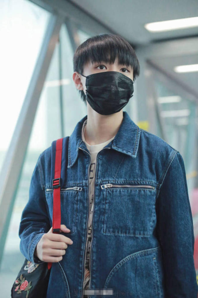 王俊凯带黑色口罩,上身着牛仔外套,活力满满.