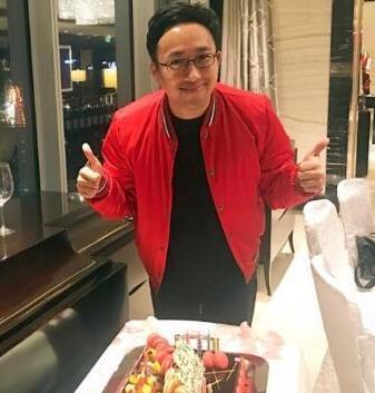 于正过39岁生日搂着他亲密合影 一身红衣抢镜