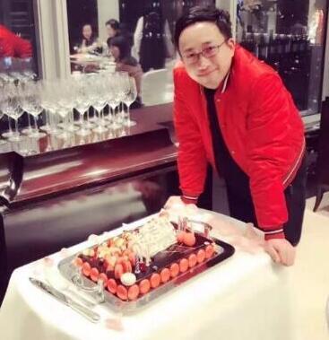 于正过39岁生日搂着他亲密合影 一身红衣抢镜