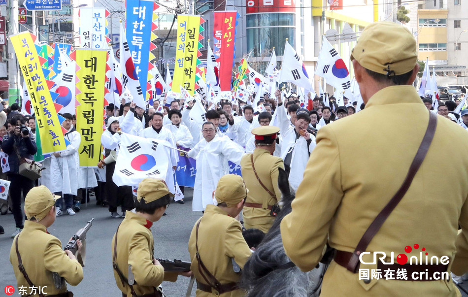 "三一独立运动"纪念日前一天,市民举着太极旗游行重现"万岁