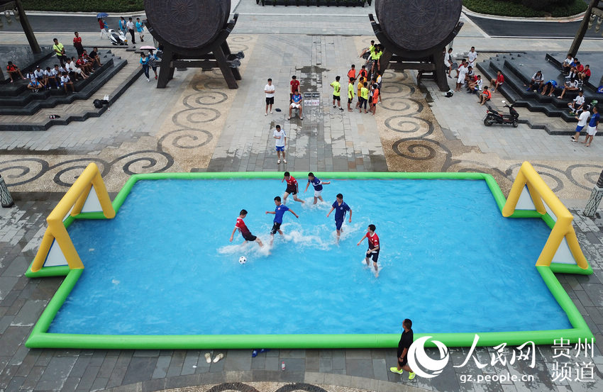 貴州丹寨：“水上足球”賽 趣味享清涼