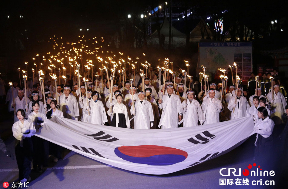 韩国民众举火把游行 纪念三一独立运动