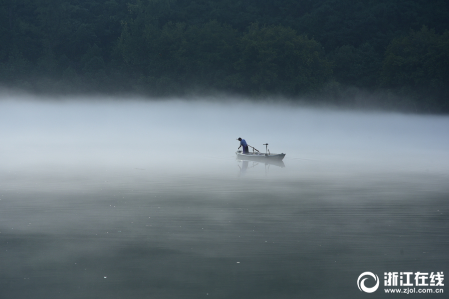 建德：渔家晨捕 雾中缥缈