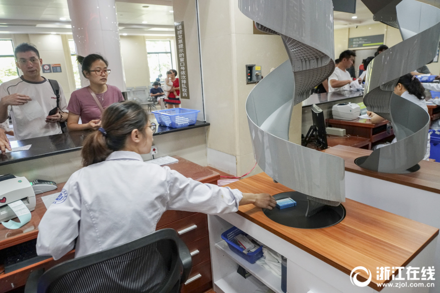 10秒就能配药 诸暨打造“智慧药房”