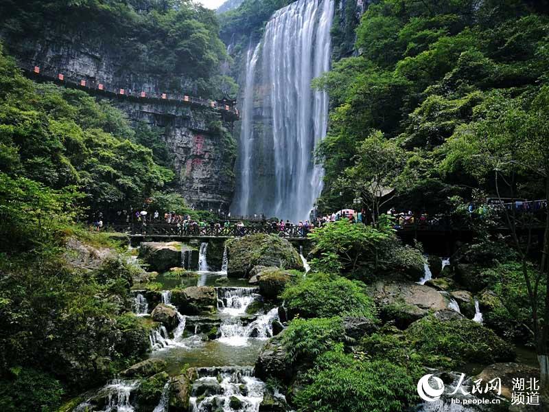 三峡最火景区“天赐清凉” 万人穿越大瀑布