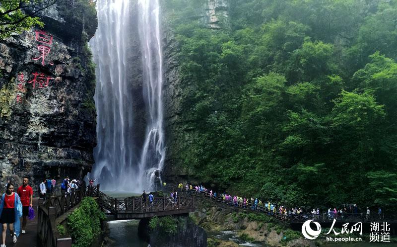 三峡最火景区“天赐清凉” 万人穿越大瀑布
