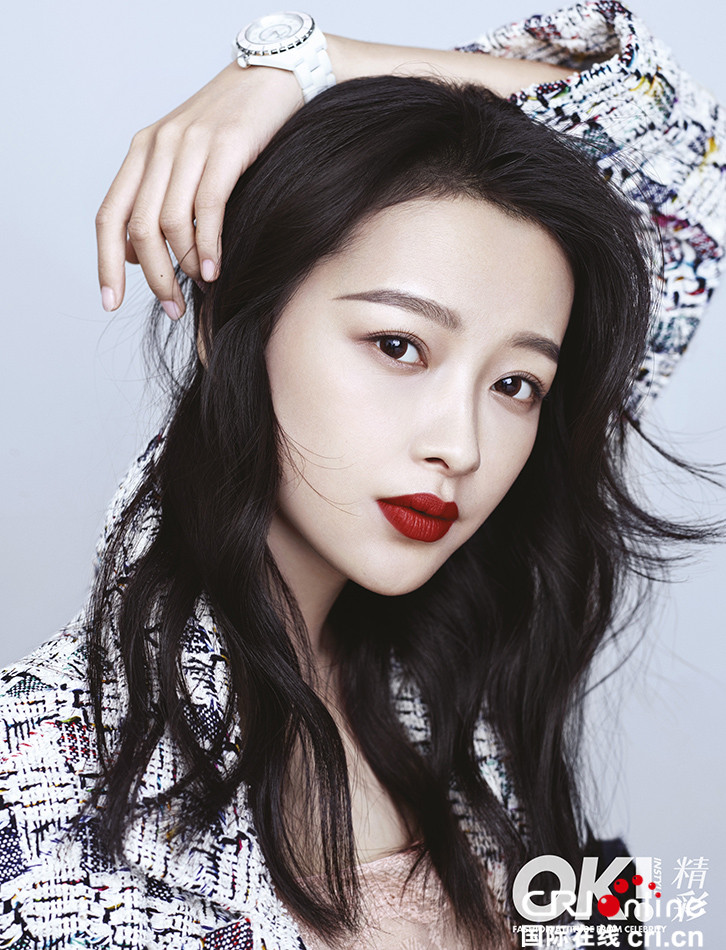 此次,孙怡大胆挑战自我,擦上性感的红唇配以清新的妆容,发型微微凌乱