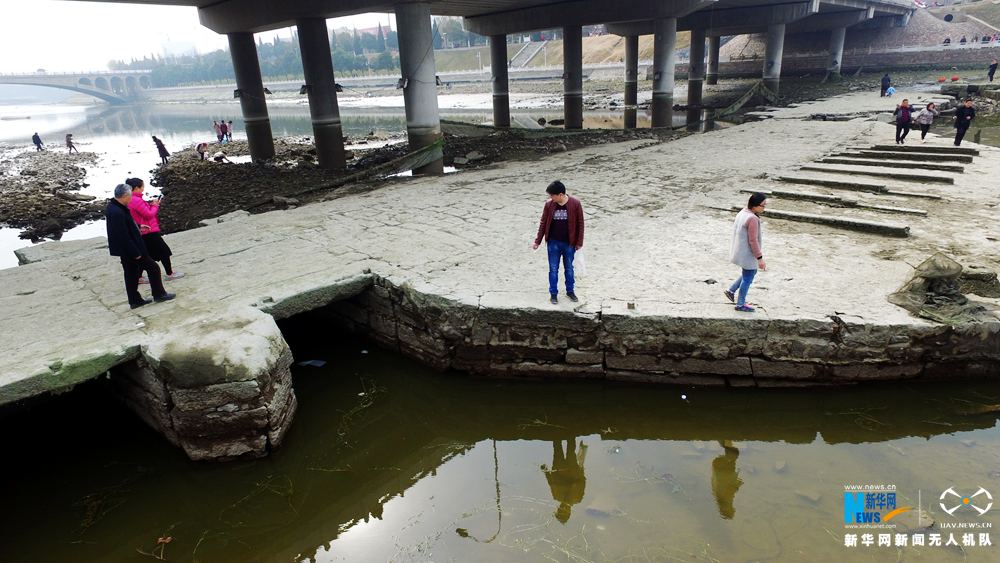 河南颍河开闸放水 明代石桥“浮出水面”(组图)