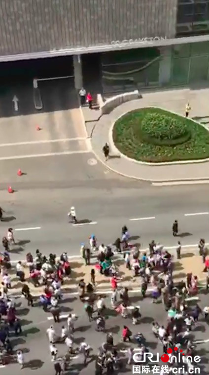 《战狼2》非洲拍摄 对面大楼突发警报