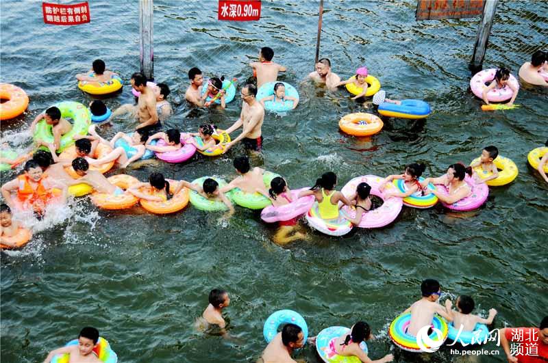 湖北十堰：夏日玩水度暑“清凉一夏”