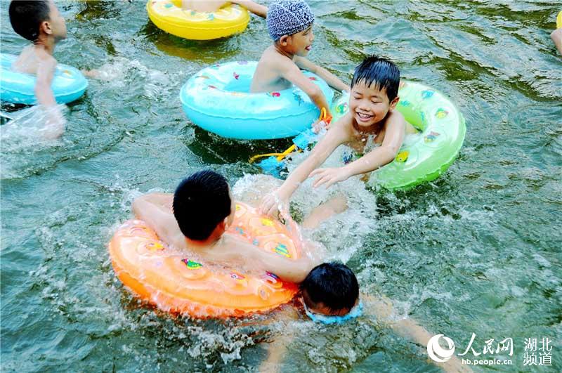 湖北十堰：夏日玩水度暑“清凉一夏”