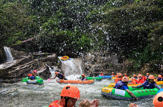 廣東清遠：黃騰峽潑水節落幕，逾萬遊客“水仗”狂歡
