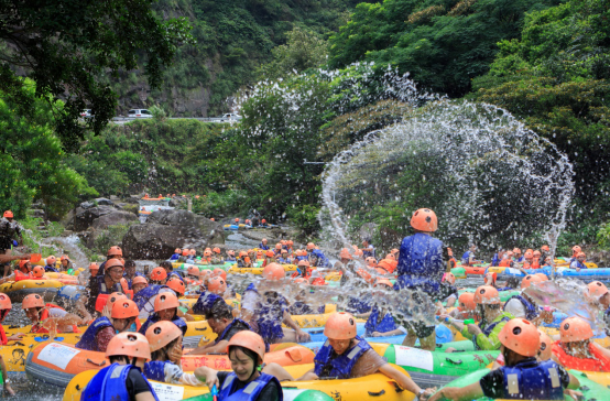 廣東清遠：黃騰峽潑水節落幕，逾萬遊客“水仗”狂歡