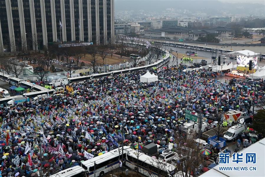 韩国“倒朴”“挺朴”民众举行对立集会