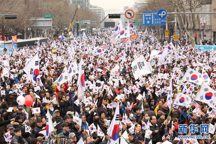 韩国“倒朴”“挺朴”民众举行对立集会