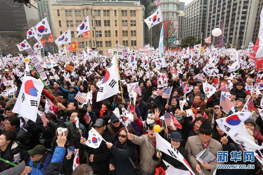 韩国“倒朴”“挺朴”民众举行对立集会