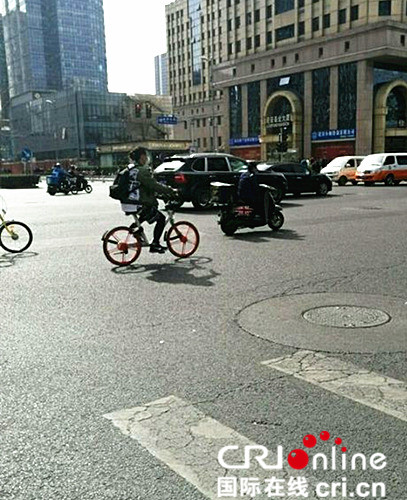 蒋劲夫抢骑共享单车 网友：真接地气