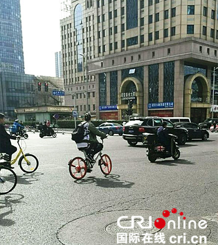 蒋劲夫抢骑共享单车 网友：真接地气