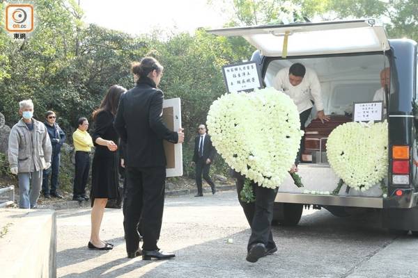 吴婉芳丈夫出殡 妻子心形花圈送别