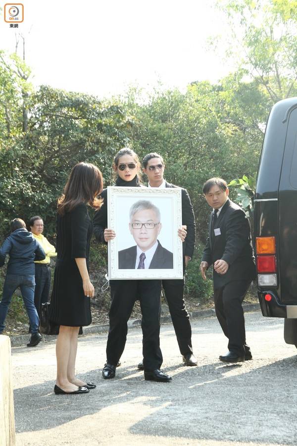 吴婉芳丈夫出殡 妻子心形花圈送别