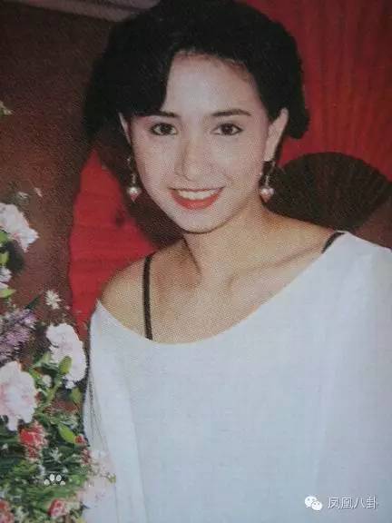 一场葬礼，汇集了李嘉欣丈夫生命中重要的3位女人