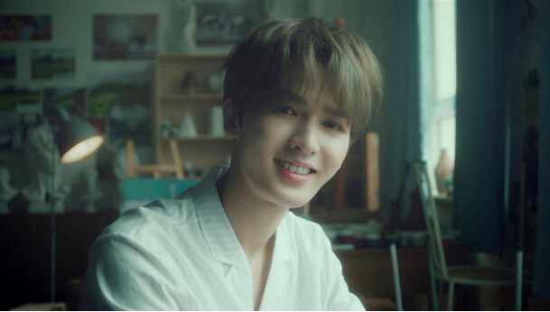 朱正廷完美还原快看漫画《六月的不可思议》经典场景