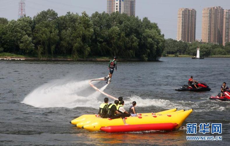 瀋陽市奧林匹克公園上演“水上飛人”