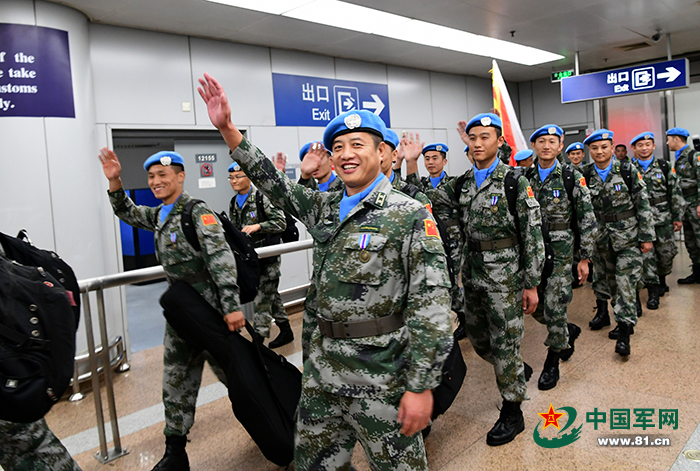 中国最后一批赴利比里亚维和官兵载誉归国