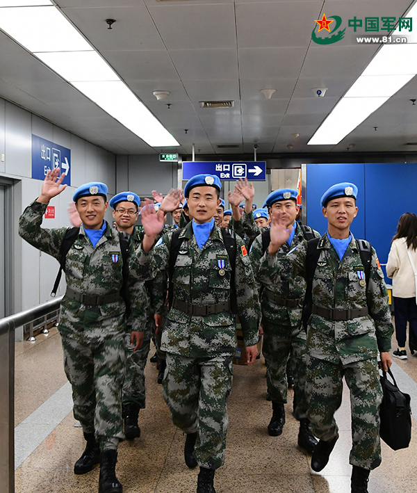 中国最后一批赴利比里亚维和官兵载誉归国