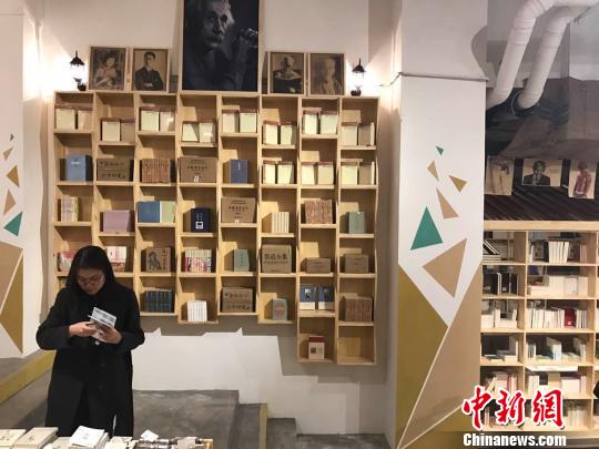 “90后書癡”開不打烊書店找尋被遺忘的“慢文化”