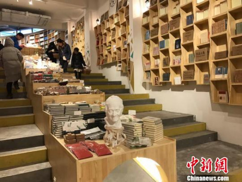 “90后書癡”開不打烊書店找尋被遺忘的“慢文化”