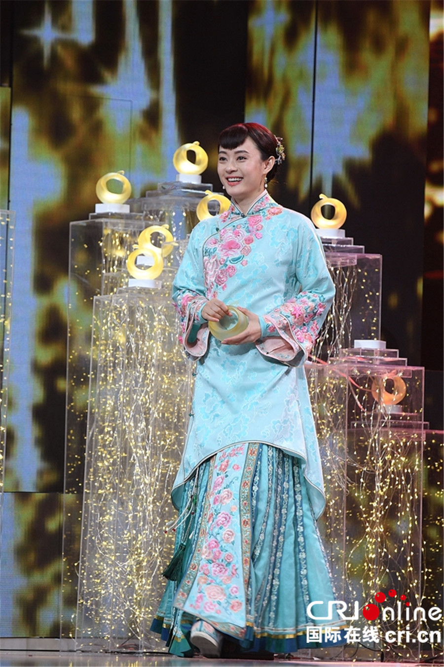 的作品作她坚强的后盾,从甫出道一举多获金鹰奖最佳女主角《玉观音》