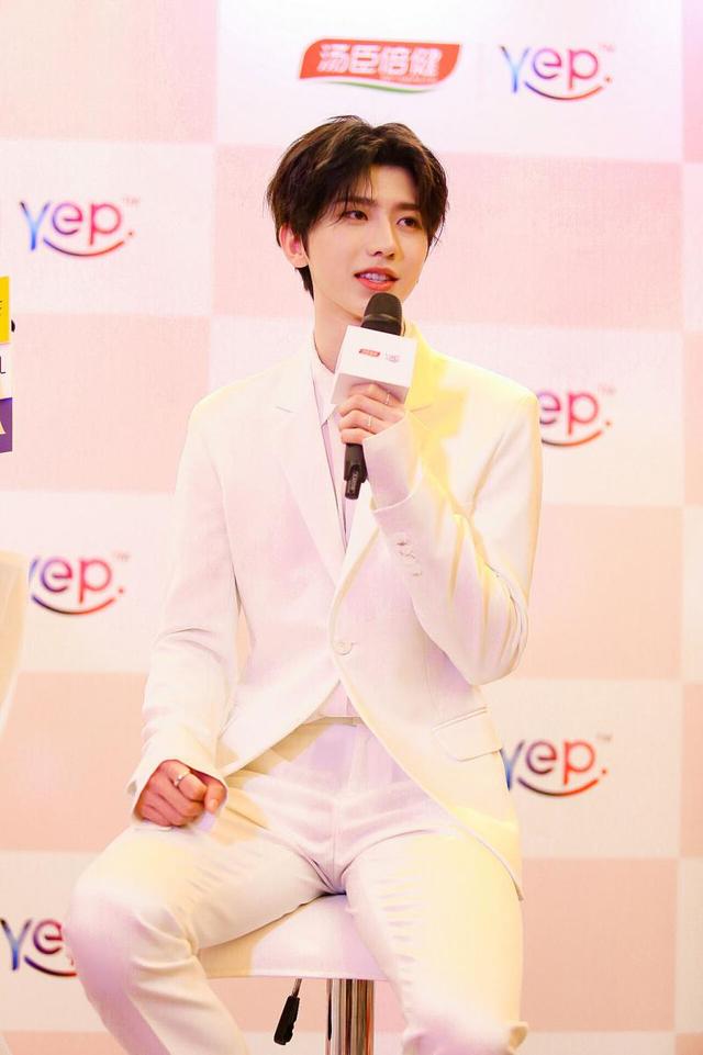 蔡徐坤成为首席好看官，但好看在哪儿，粉丝现场都炸了